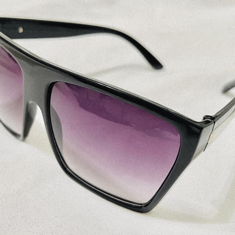 Oversized black sunnies